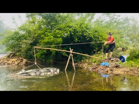Village girl uses net to trap big fish - YouTube