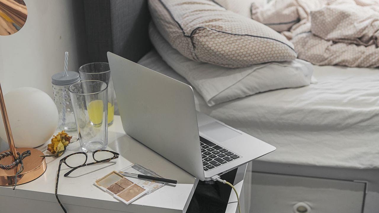 10 Things You Should Never Keep In Your Bedroom