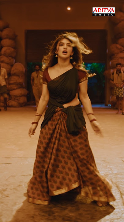 #MaheshBabu  #Sreeleela #ElectrifyingDance #NakkileesuGolusu #GunturKaaram Movie #shorts