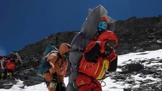Bei Mount Everest Aufstieg Rettet Sherpa Kletterer Aus Todeszone