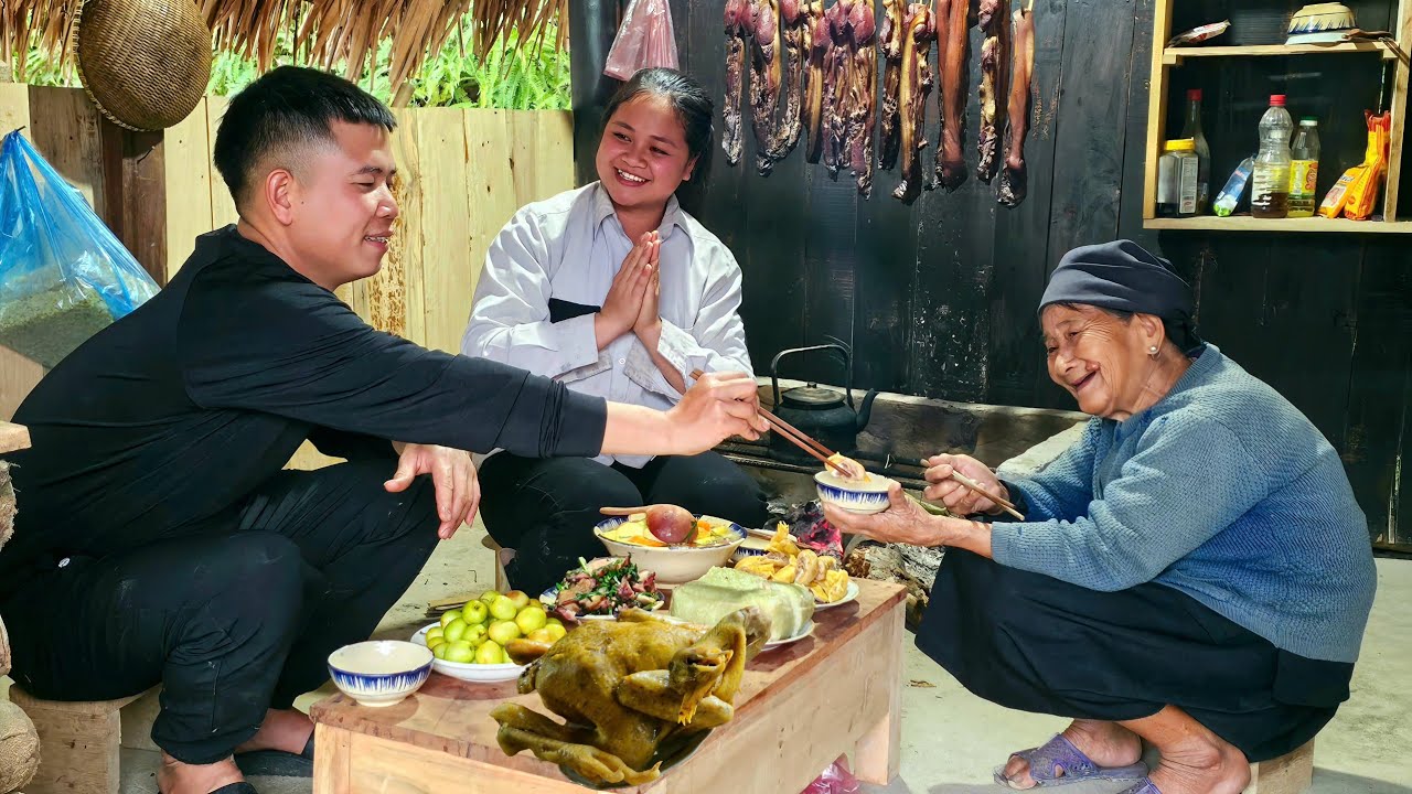 Mr. Khang prepared a New Year's meal for the old woman and her granddaughter.