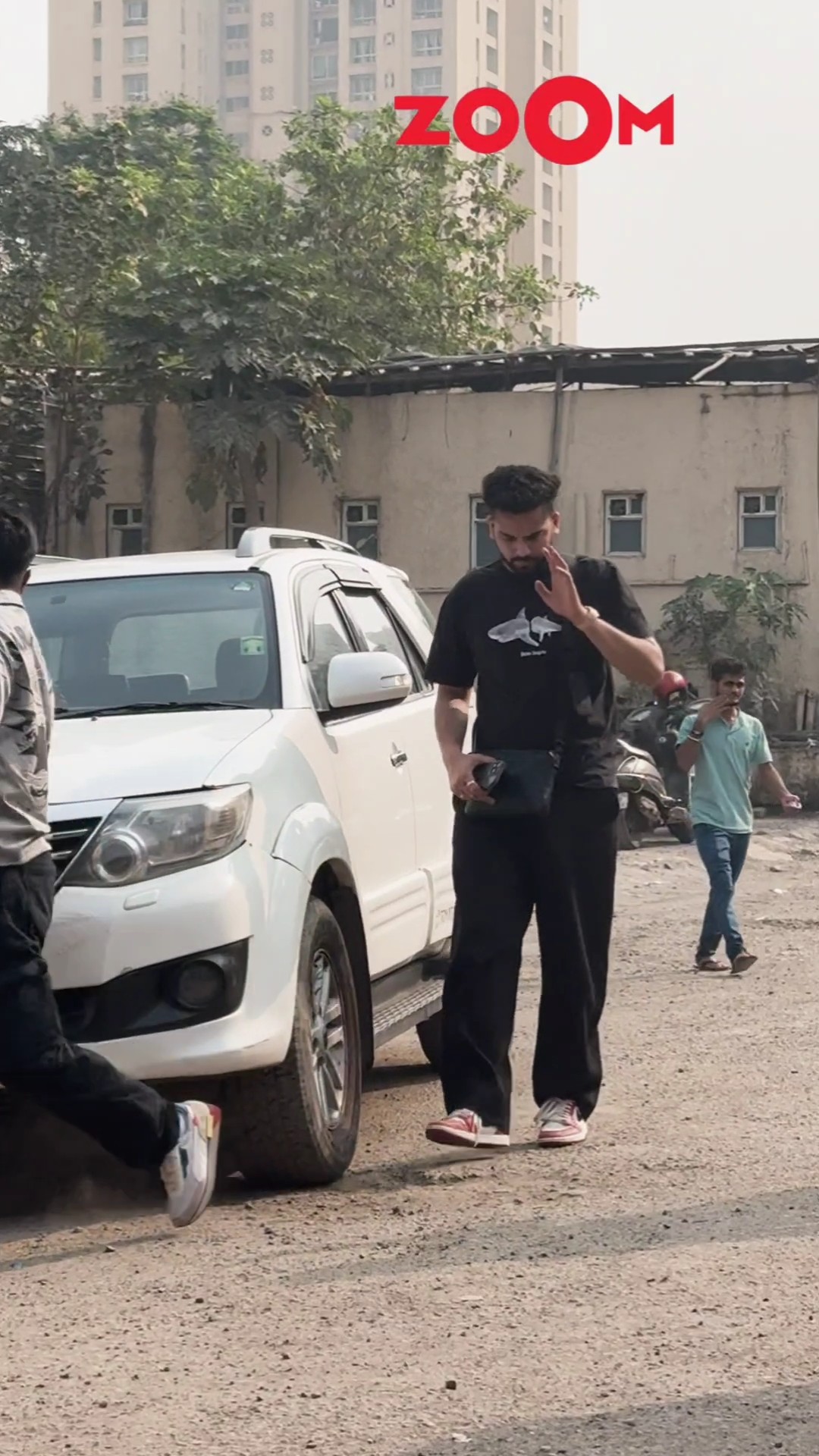 Elvish Yadav BRIEFLY waves for the paps and RUSHES inside his VANITY ? #elvishyadav #shorts