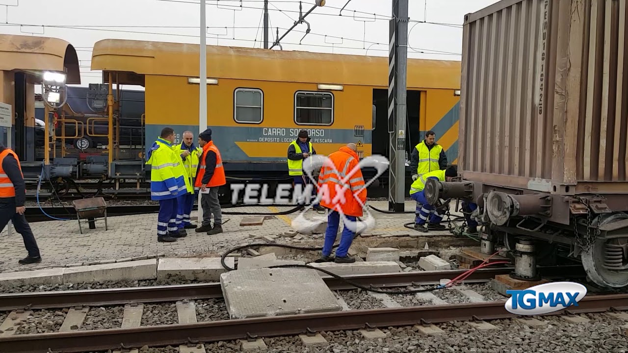 Treno merci deraglia a Fossacesia