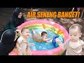 BABY AIR BELAJAR BERENANG SAMPE ENGGA MAU UDAHAN!!