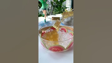 Mèo làm nước ép trái cây ổi siêu ngon