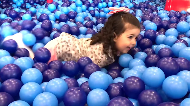 Brincando no PlayCenter!! / Nicole Matias