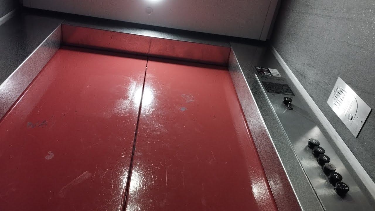 (Graulhet) лифт Otis Pre-Lexan с оригинальным приказом в единственном многоэтажном доме в городе