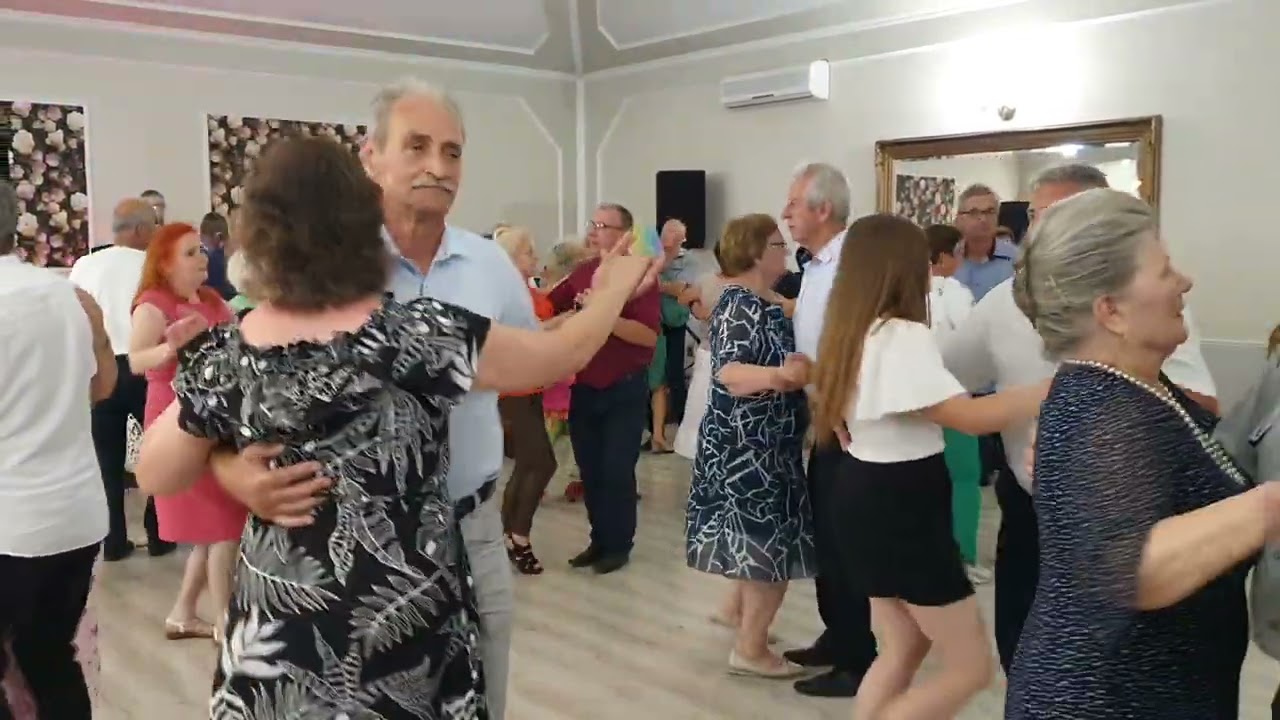 JARZĘBINA CZERWONA przepiękny walczyk z zamianą partnerów na parkiecie w Złotym Dworze