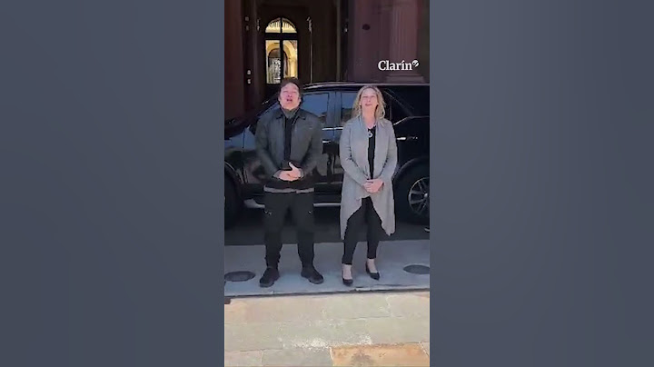 Javier Milei cantó "Panic Show" junto a los granaderos en Casa Rosada