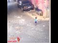 شاهد ولد صغير ينجو من حادث دعس بالسيارة بأعجوبة
