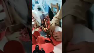 Tukang Jahit Ini Terlihat Santai Walaupun Mesin Jahitnya Terb4Kar