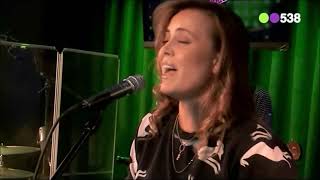 Vignette de la vidéo "Anouk - Nobody's wife (live, acoustic @ 538)"