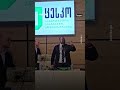 معارض جورجي يرش الحبر الانتخابي على وجه رئيس لجنة الانتخابات المركزية في البلاد