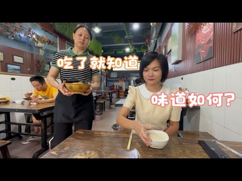 表妹来到重庆，必吃的特色美食，重庆小面，味香而不辣，满足味蕾