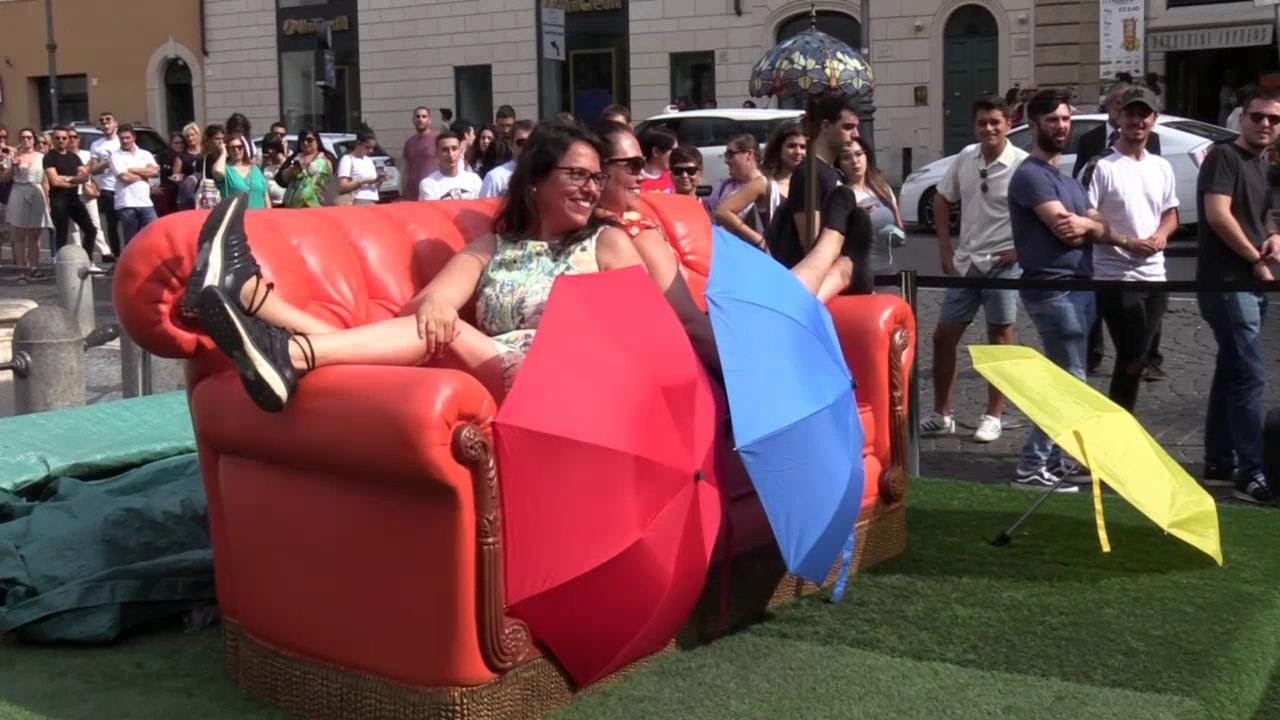 Il Divano Di Friends Arriva A Roma Piazza Barberini Come Il Central Perk L Huffpost