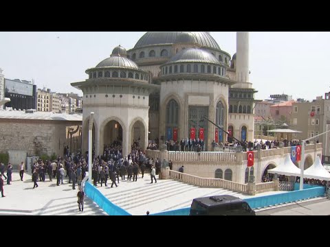 الرئيس التركي يفتتح مسجد ميدان تقسيم في إسطنبول