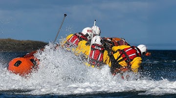Saving Lives at Sea S10E02 | Race to Rescue a Family Swept Out to Sea