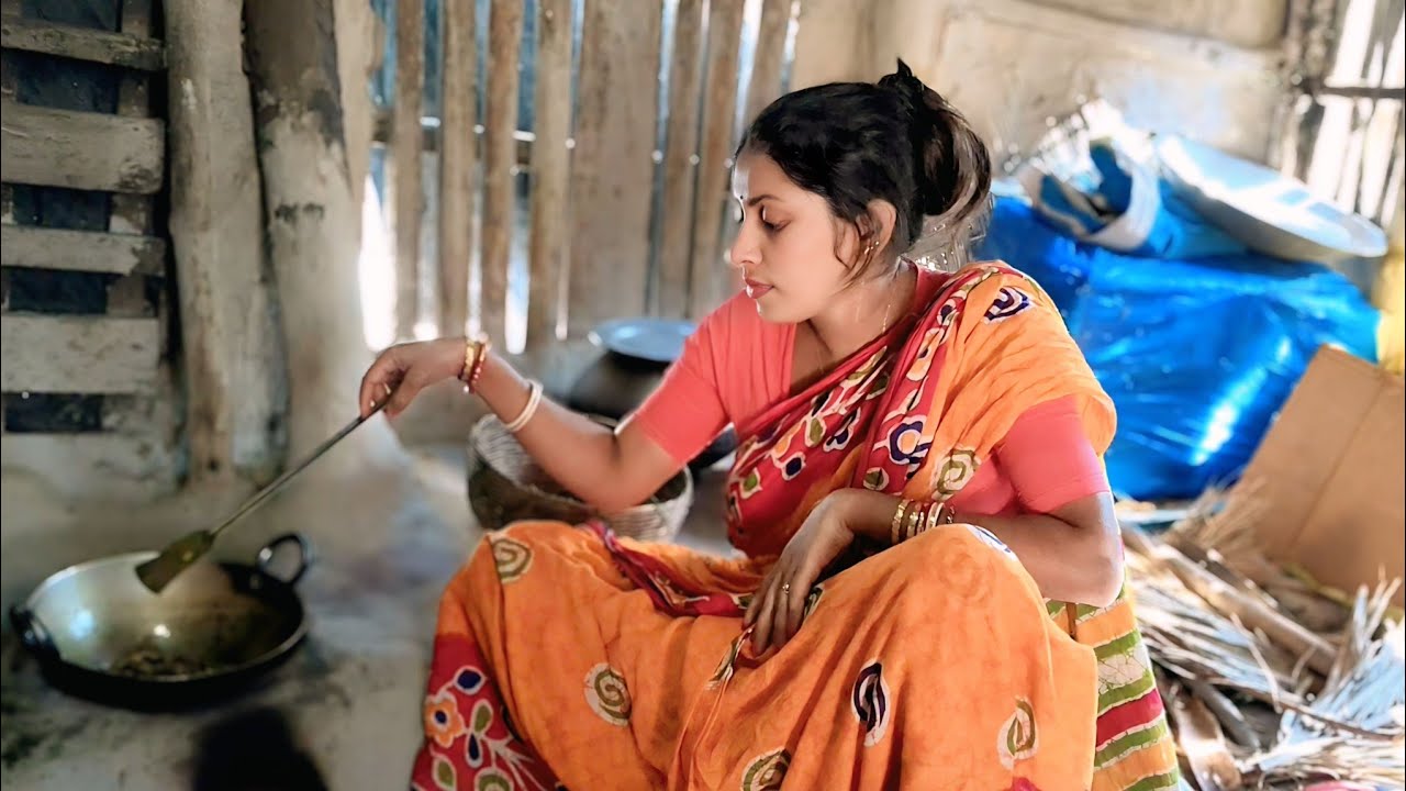 আজকে বর্ষার বাবা নদীর থেকে ধরে আনা মাছ দিয়ে বাড়িতে রান্না হল। সঙ্গে জমজমাট  খাওয়া দাওয়া।।