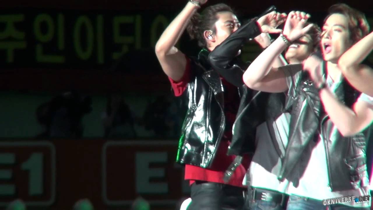 [FANCAM] 120714 2PM Hands Up Taecyeon(택연 テギョン )-국가대표 축구팀 출정식