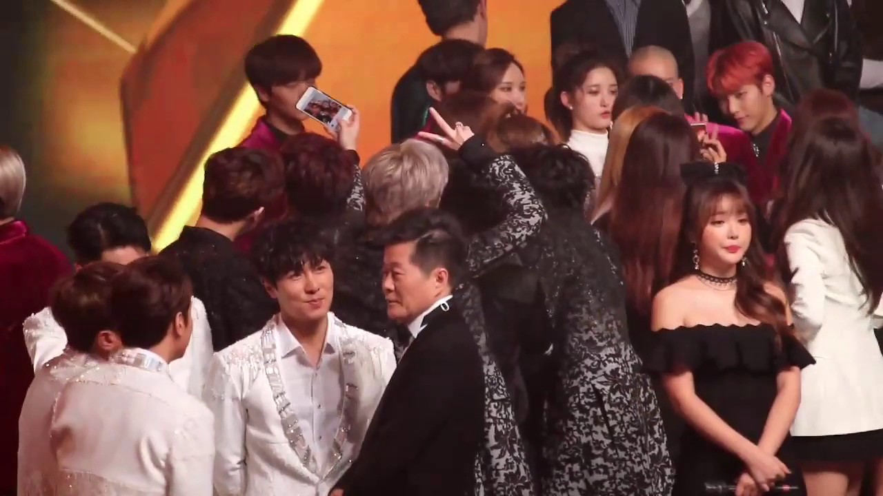 170101 INFINITE take group photo & WooHyun disturb APINK group photo [PINKFINITE MOMENT]