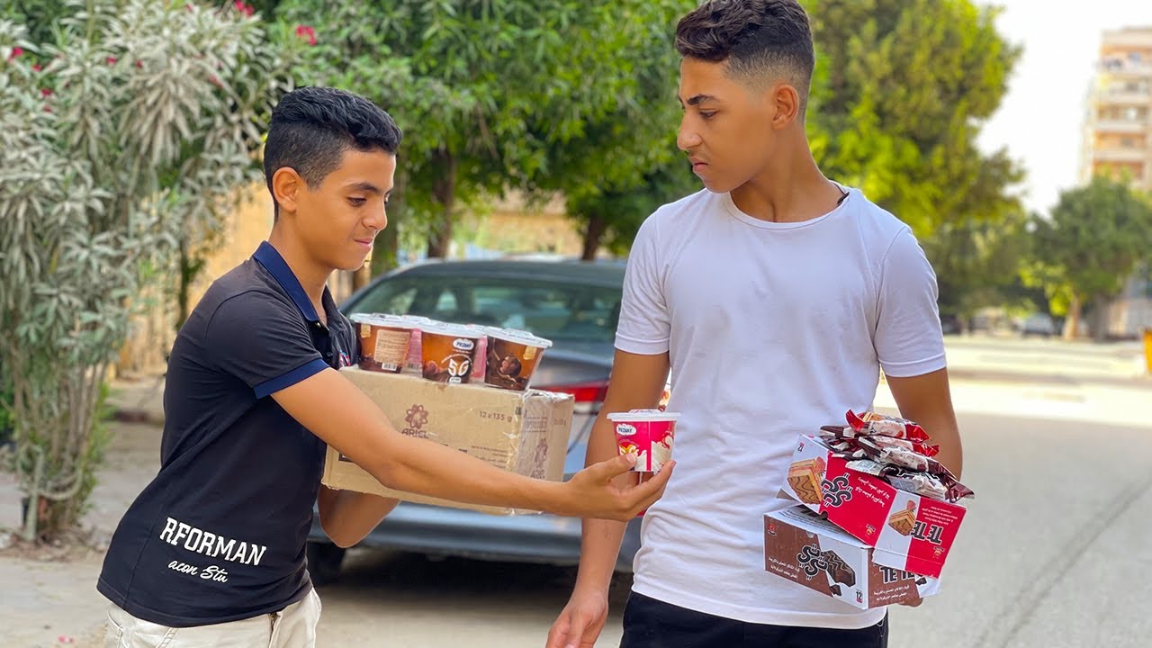 بائع الكيك يغير من بائع الايس كريم .. فماذا فعل معه ؟