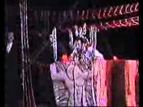 مشهد من عرض مسرحية مطعم القردة الحية 3gp 