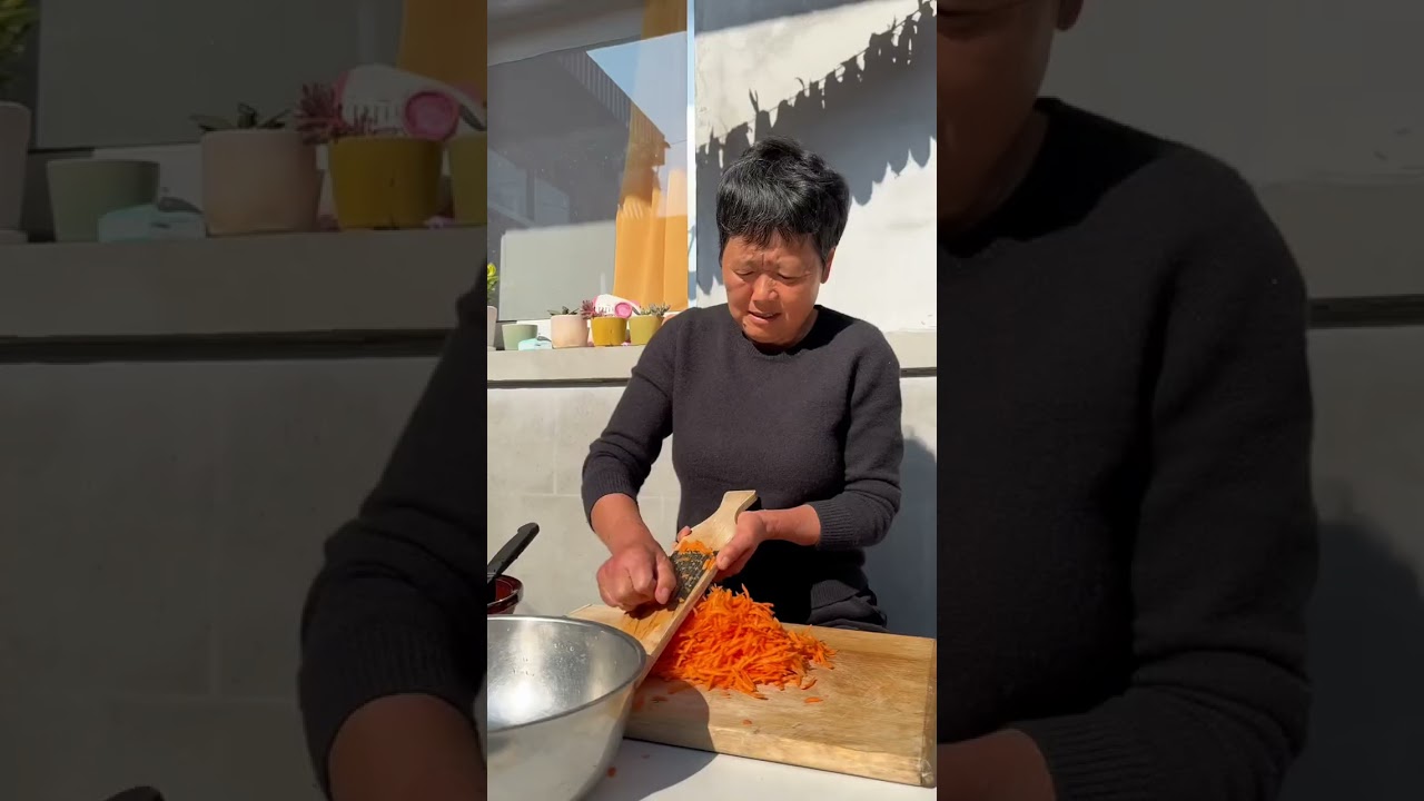 从一棵地瓜苗到长成大地瓜，再到打成丝晒干，再到磨成面，吃一顿纯纯地瓜面包的包子有多不容易，这算不算美味？#记录我的农村生活 #粗茶淡饭也是生活啊 #乡村美食 @DOU+上热门