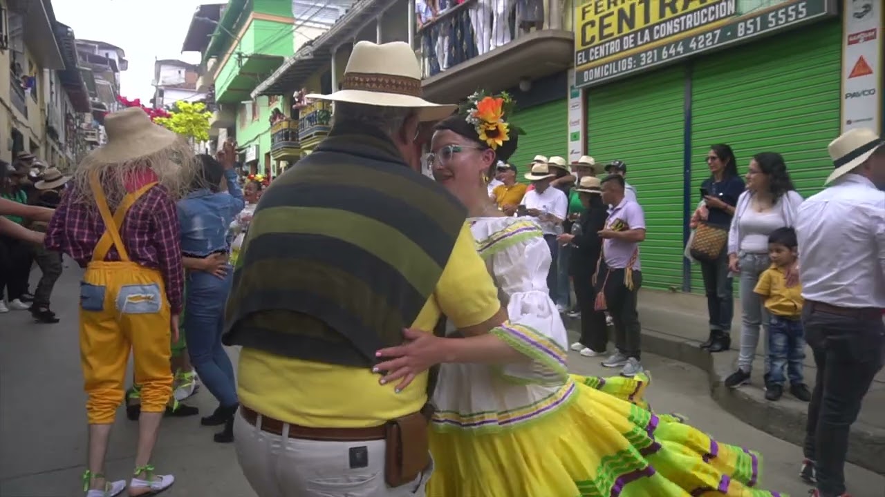 Desfile Folclorico en el festival del Pasillo Colombiano