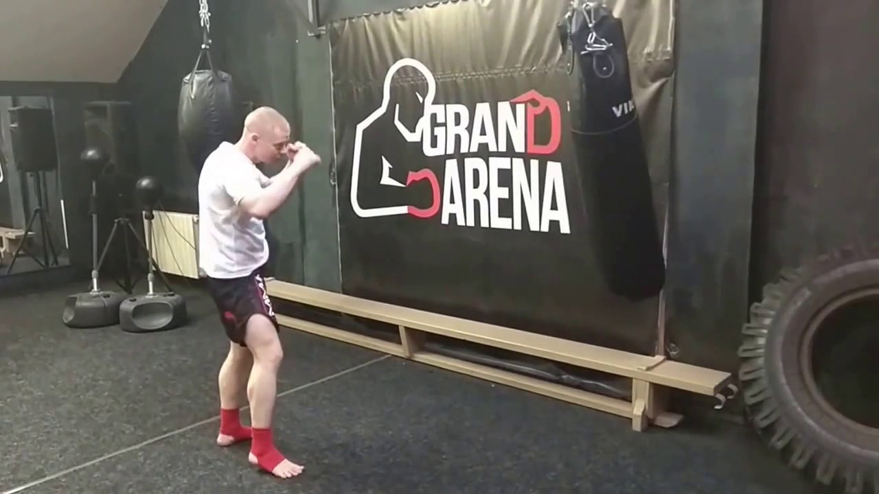 №19 Azure Dragon Powerful circular kick in the body