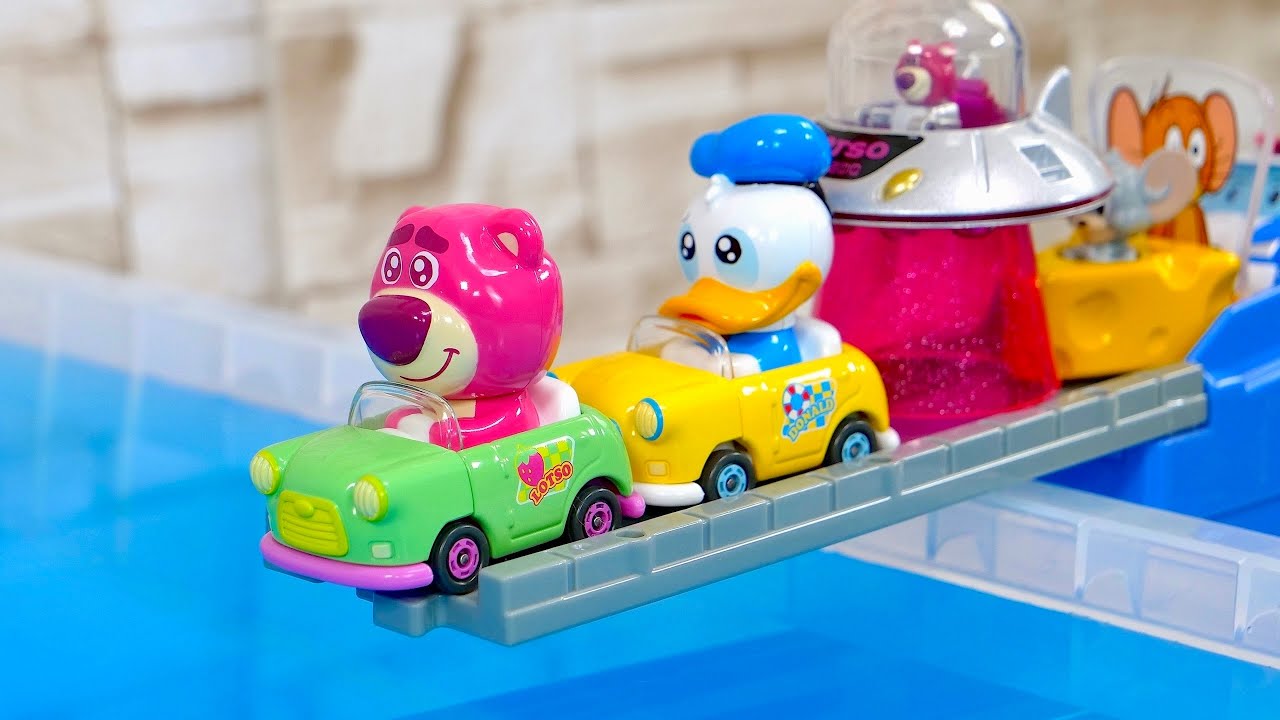 『トミカ』カゴいっぱいのミニカーがトミカの坂道を登って青い水の中へ落っこちます♪ Cars minicar falling into the water !