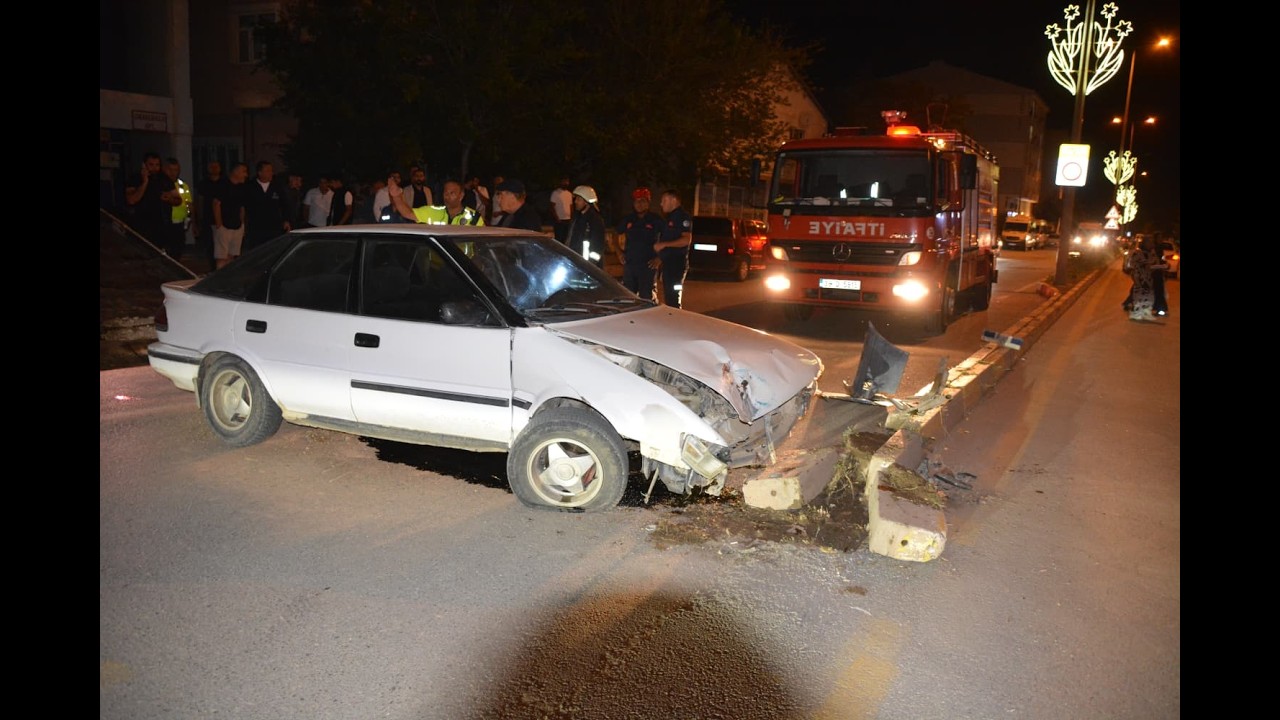 Kavşakta Kaldırıma Çarpan Otomobilin Sürücüsü Yaralandı