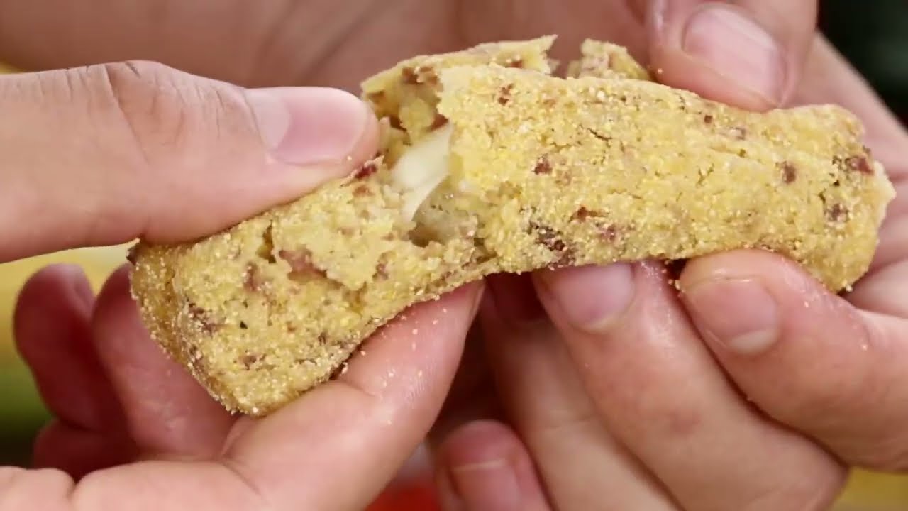 MELHOR QUE BATATA FRITA: POLENTA CROCANTE COM QUEIJO E LINGUIÇA É UM APERITIVO CAMPEÃO