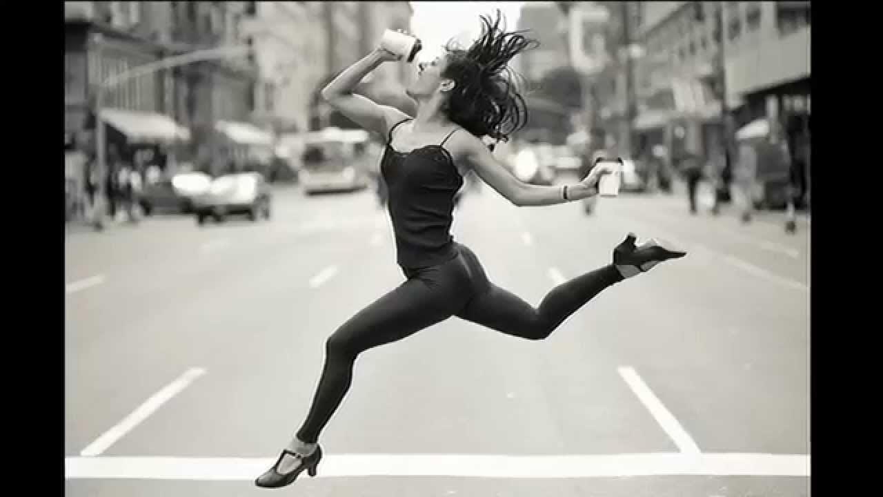 Бежать плясать. Танцующая девушка. Девушка в движении. Движение. Люди танцуют.