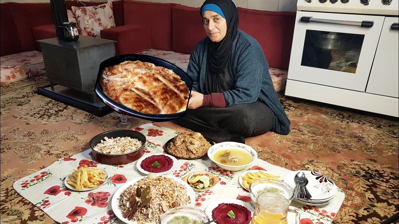 Последняя трапеза Рамадана, ливанская Кабса, куриный фаттех с различными ливанскими блюдами и сла...