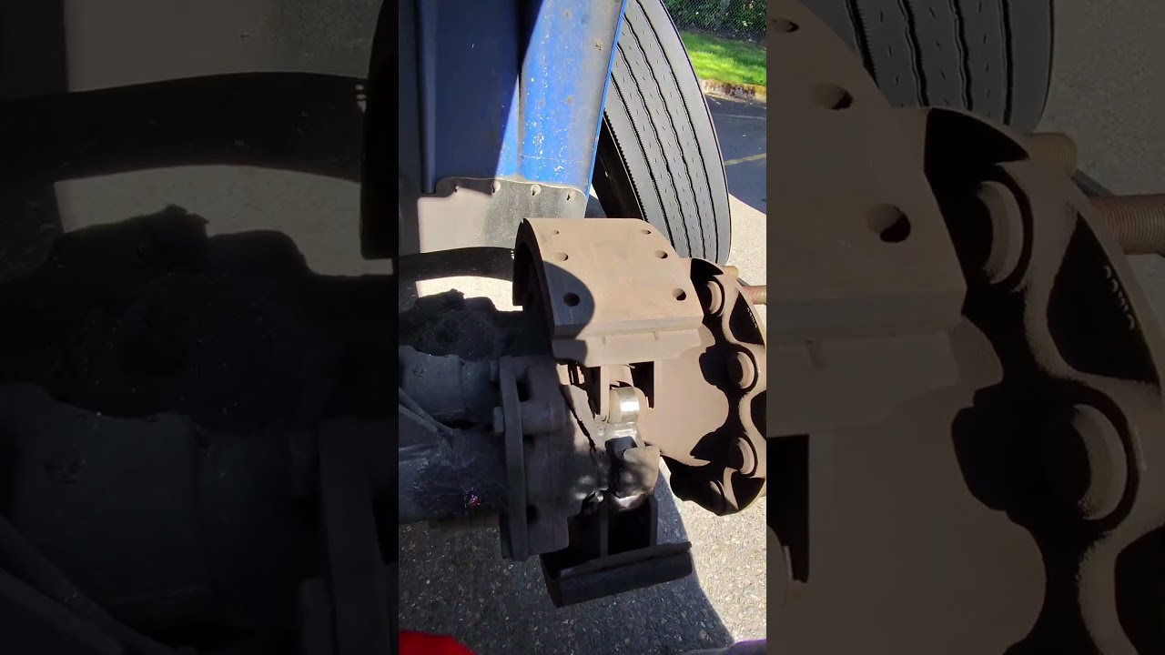 Steer axle brakes are loud 🚛🔧 #diesel #mechanic #repair #shop # tools