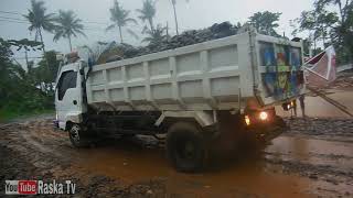 Dump Truk Nekat bongkar muatan pasir batu (sirtu) saat hujan deras