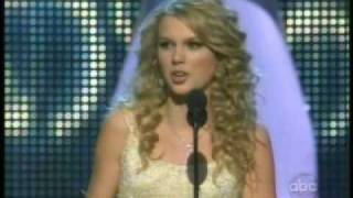 Taylor Swift receives CMA Horizon Award