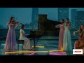 Susurros De Piano Y Cuerdas Envuelven La Noche En Calma Para Un Café De Paz Y Lectura