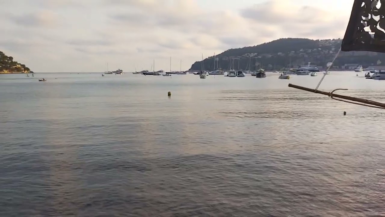 Balou baie a  Villefranche repas du soir sur une vraie table