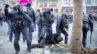 Во Франции вспыхнули массовые протесты против пенсионной реформы