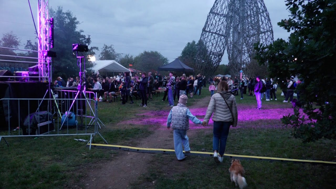 Okolí rozhledny Doubravka ožilo tradičním posvícením: Program vyvrcholil koncertem Báry Basikové