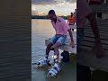 This Guy Strapped Two Little Turtles on His Feet - (@l.ribeiro_s2 - IG)