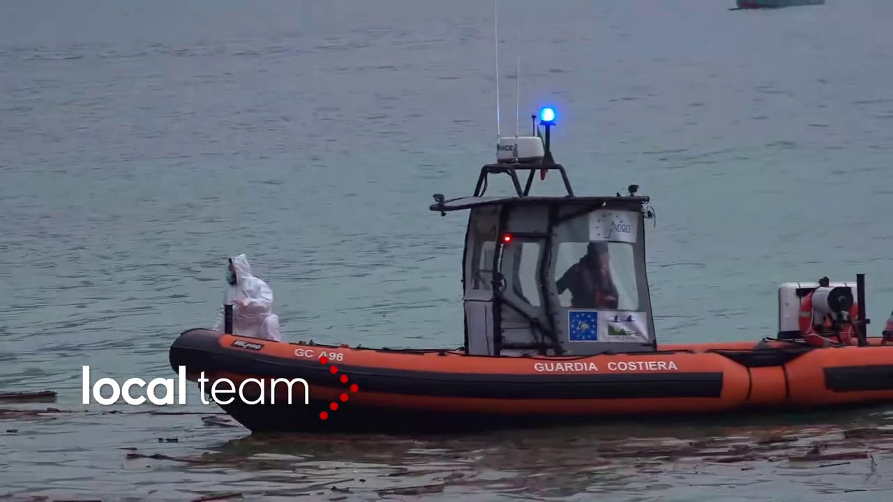 Frana al cimitero di Camogli: bare in mare
