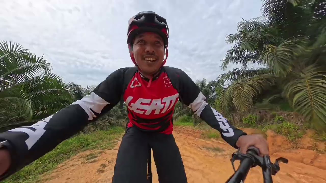 Bersepeda di Kebun Sawit