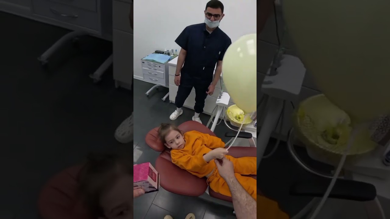 Маленькая девочка боится стоматолога, слёзы и страх 