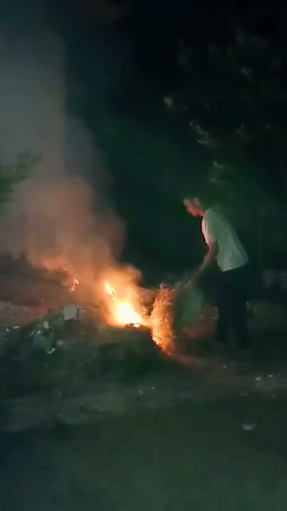 malam malam nemenin suami bakar sampah di rumah baru #shorts #videoshorts