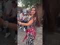 شوفوا هي بنت عربية ترقص أمام حشد كبير من الناس في اسطنبول جد صرنا بزمن العجائب الجزء الثاني 