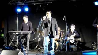 Download Eyal Golan - Pitzirika Live In Eilat Video MP3 Eyal Golan - Pitzirika Live In Eilat