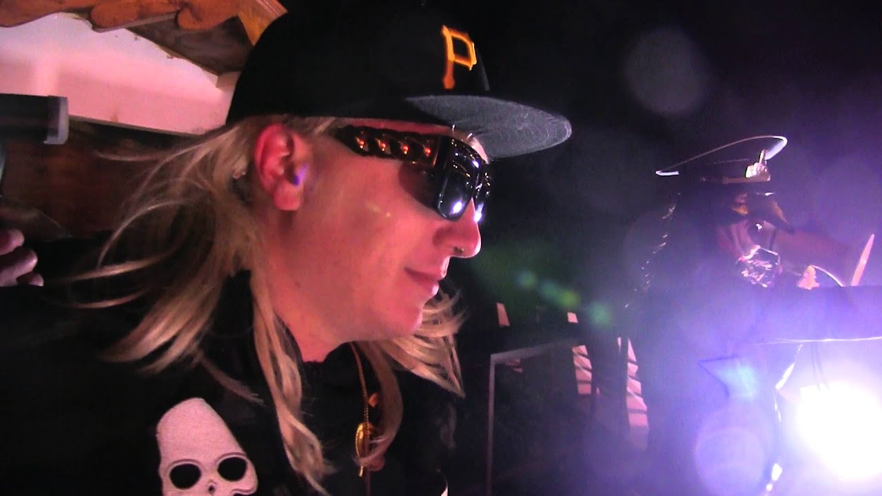 DE PIER IS GEKAAPT DOOR DE KRAAIEN