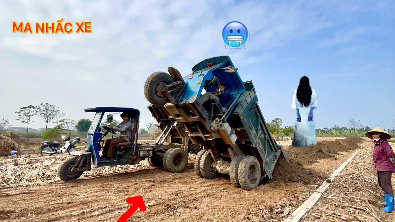Kinh hoàng Công nông chở đất bốc đầu dựng ngược | máy xúc hitachi ex 350 | earth tricycle fell down